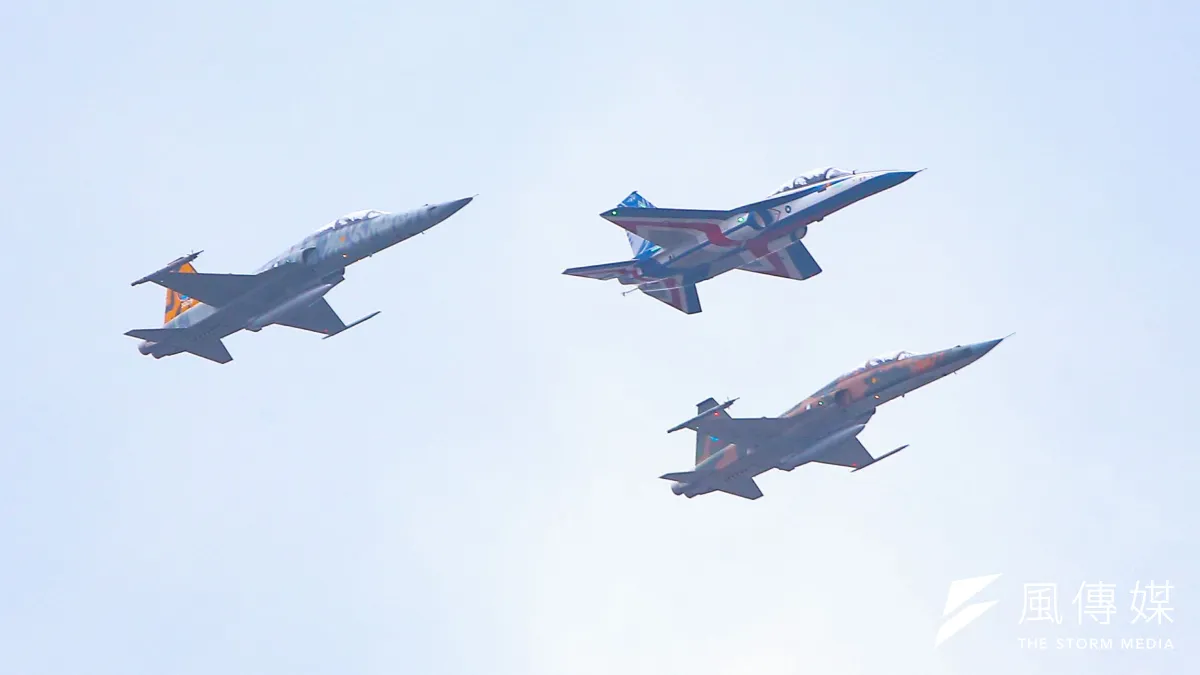 作者回憶,日本戰鬥機俯衝而下,機關槍掃射了一輪,又升高飛了上去,圖為示意。(資料照,顏麟宇攝)
