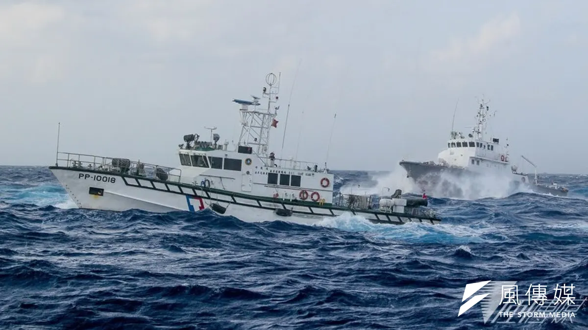 海巡署基隆海巡隊15日下午傳遭中國漁船挾持,基隆海巡隊PP-10018巡防艇則一路與中國漁船併行。(余志偉攝)