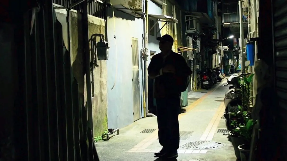 「不光是請一頓飯就過去、要持續下去,讓更多人能夠因為我們的故事站起來。」他在17歲那年來台灣唸書,卻橫遭冤獄判刑12年、出獄成為街友、曾有3個月必須翻餿水桶找食物過活,但如今,他街頭辦桌宴請窮苦人,希望自己的故事可以帶給失意的、挫折的人們力量...(取自「人權辦桌」臉書粉絲專頁訪談影片) 「不光是請一頓飯就過去、要持續下去,讓更多人能夠因為我們的故事站起來。」他在17歲那年來台灣唸書,卻橫遭冤獄判刑12年、出獄成為街友、曾有3個月必須翻餿水桶找食物過活,但如今,他街頭辦桌宴請窮苦人,希望自己的故事可以帶給失意的、挫折的人們力量...(取自「人權辦桌」臉書粉絲專頁訪談影片)