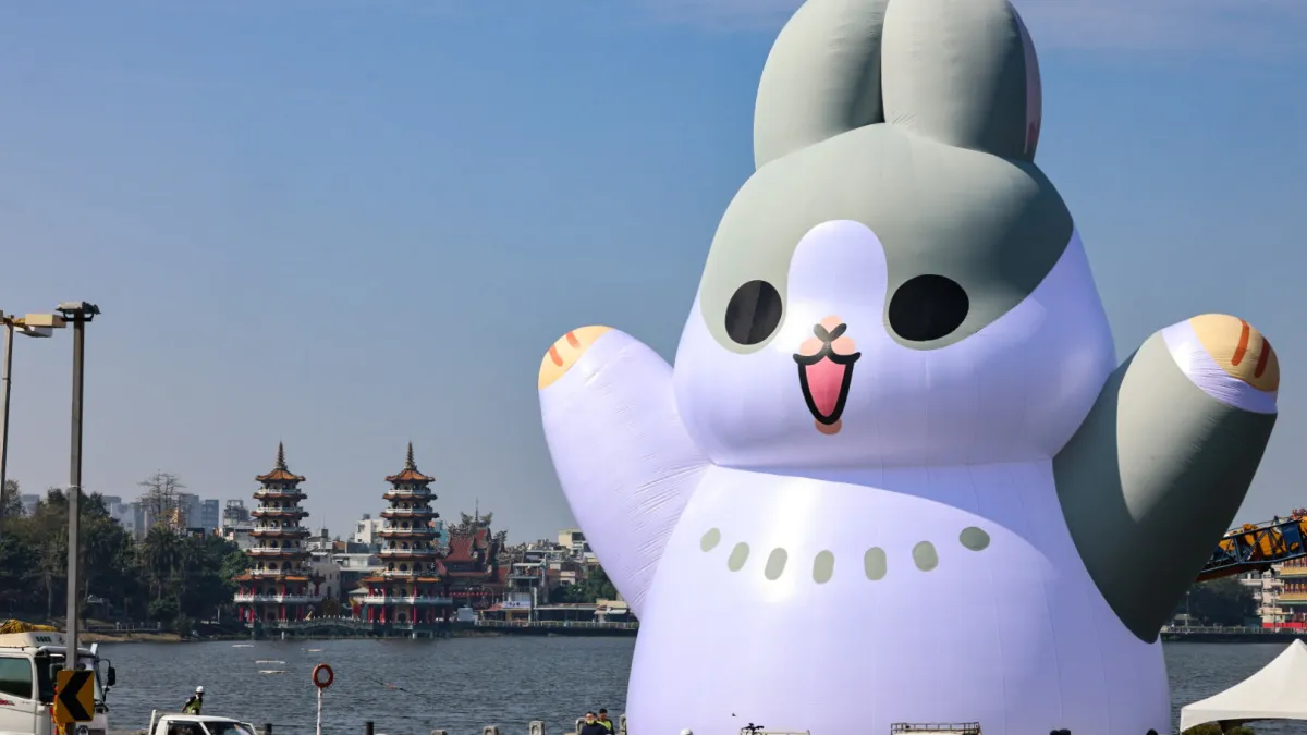全台最大的ㄇㄚˊ幾兔出現在美麗的蓮池潭畔。(圖/高市觀光局提供)