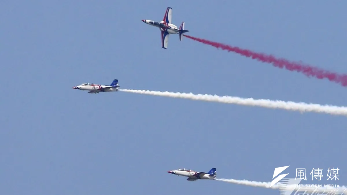 空軍打算汰換已服役30年的AT-3教練機,但因涉及歐洲對台的武器輸出限制,軍方正想辦法解套。圖為雷虎小組。(資料照/吳逸驊攝)
