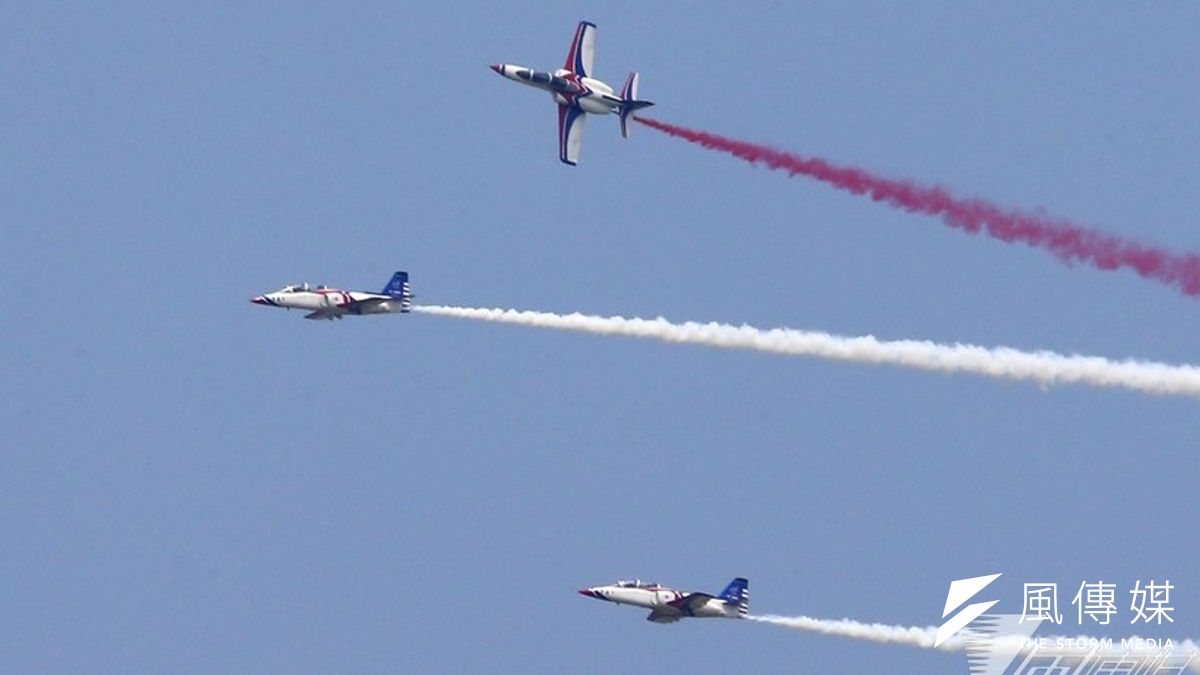空軍打算汰換已服役30年的AT-3教練機,但因涉及歐洲對台的武器輸出限制,軍方正想辦法解套。圖為雷虎小組。(資料照/吳逸驊攝) 空軍打算汰換已服役30年的AT-3教練機,但因涉及歐洲對台的武器輸出限制,軍方正想辦法解套。圖為雷虎小組。(資料照/吳逸驊攝)