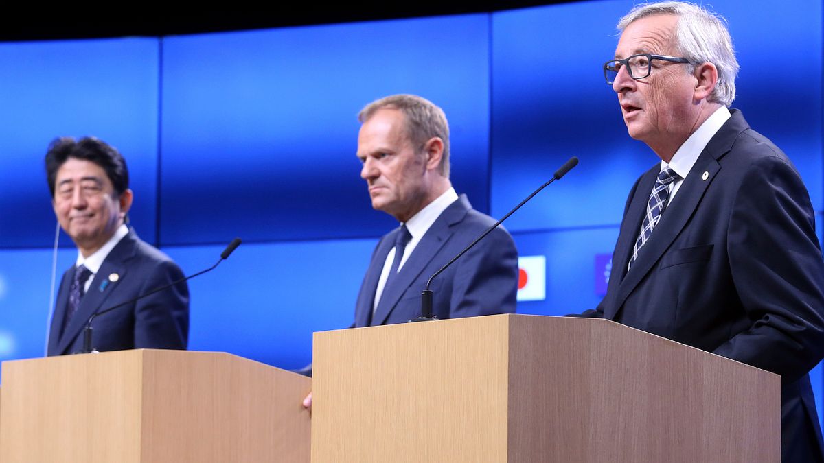 2017年7月6日,(左起)日本首相安倍晉三、歐洲理事會主席圖斯克、歐盟執委會主席容克宣布對日歐《經濟夥伴關係協定》達成框架協議(AP) 2017年7月6日,(左起)日本首相安倍晉三、歐洲理事會主席圖斯克、歐盟執委會主席容克宣布對日歐《經濟夥伴關係協定》達成框架協議(AP)