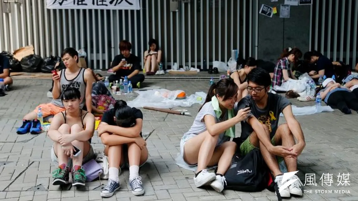 香港青年世代熱烈參與佔中行動,中國官媒批違法亂紀。(美聯社)