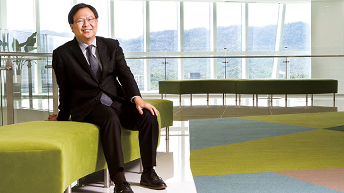 中國信託銀行信用金融執行長劉奕成高中時本來是自然組學生,後來因興趣在人文科學轉念社會組,因此常自嘲:「我是自然淘汰,回歸社會。」劉奕成雖然來自金融業,但總能跳脫金融業的框架和思維,從從文化端從需求端看事情。(圖/蔡仁譯攝影) 中國信託銀行信用金融執行長劉奕成高中時本來是自然組學生,後來因興趣在人文科學轉念社會組,因此常自嘲:「我是自然淘汰,回歸社會。」劉奕成雖然來自金融業,但總能跳脫金融業的框架和思維,從從文化端從需求端看事情。(圖/蔡仁譯攝影)