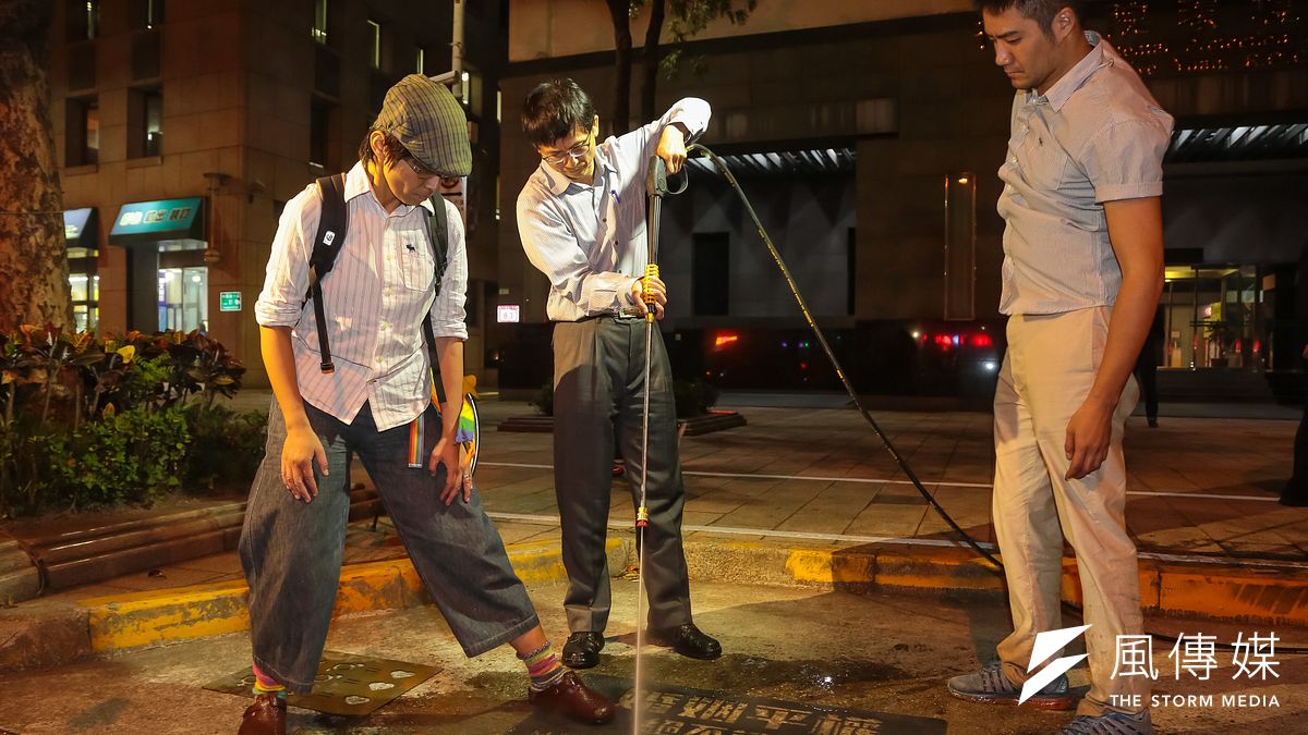 環保署副署長詹順貴21日於署前參與婚姻平權洗地板活動,詹順貴表示,我們挺婚姻平權,希望修改《民法》。(顏麟宇攝) 環保署副署長詹順貴21日於署前參與婚姻平權洗地板活動,詹順貴表示,我們挺婚姻平權,希望修改《民法》。(顏麟宇攝)