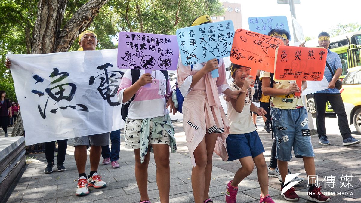 去年7月,七股漁民擔憂推廣太陽能光電發展後,不僅可能無力負擔租金延續養殖,原有的產業環境也會遭破壞,因此北上行政院陳情,呼籲政府建立光電與原承租魚塭之養殖戶權益雙贏模式。(甘岱民攝) 去年7月,七股漁民擔憂推廣太陽能光電發展後,不僅可能無力負擔租金延續養殖,原有的產業環境也會遭破壞,因此北上行政院陳情,呼籲政府建立光電與原承租魚塭之養殖戶權益雙贏模式。(甘岱民攝)