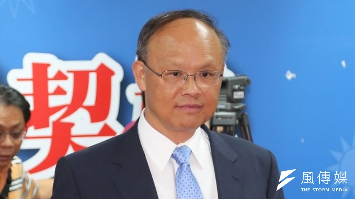 因經濟部長杜紫軍(左)、國發會主委管中閔(右)婉拒續任,最後由政務委員鄧振中出任經濟部長。(資料照片,余志偉攝) 因經濟部長杜紫軍(左)、國發會主委管中閔(右)婉拒續任,最後由政務委員鄧振中出任經濟部長。(資料照片,余志偉攝)