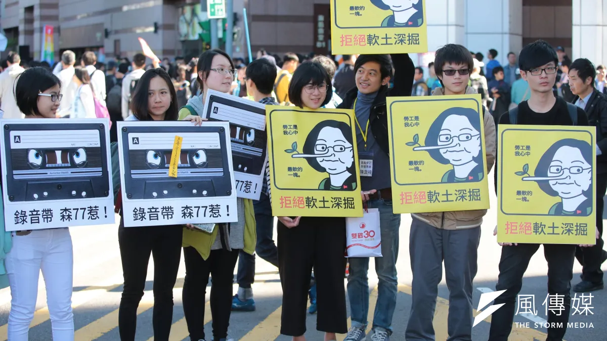 「反勞基法修惡大遊行」23日中午登場,民眾製作「拒絕軟土深掘」、「錄音帶森77惹!」看板。(資料照,顏麟宇攝)