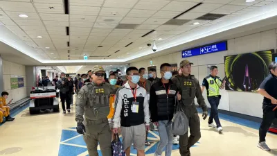 先前受困緬甸詐騙園區的55名國人,7日清晨搭機自泰國返台,並由內政部警政署刑事警察局帶回調查。(刑事警察局提供)