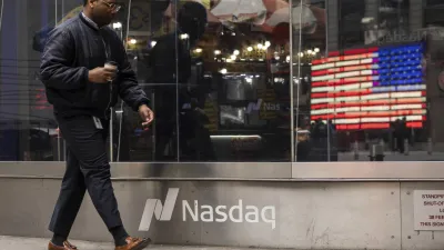 2025年4月14日,一個人走過紐約納斯達克(Nasdaq)市場。(美聯社)