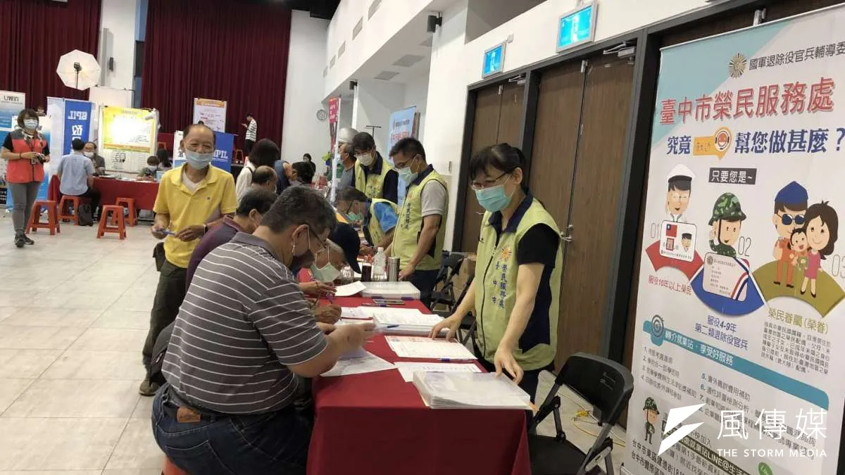 臺中市榮民服務處在精科園區勞工聯合服務中心與市政府就業服務處共同辦理廠商聯合徵才活動,吸引許多榮民(眷)及退除役官兵前來洽詢。(圖/榮民(眷)及退除役官兵)