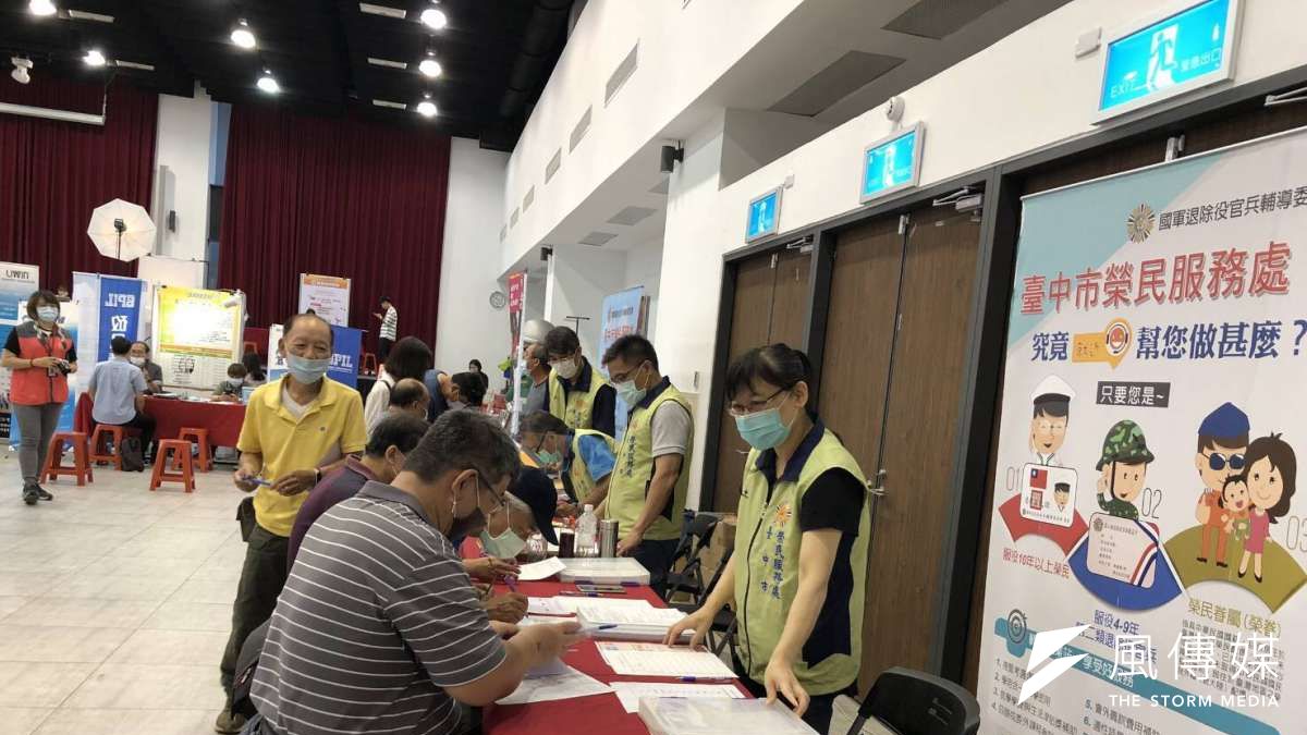 臺中市榮民服務處在精科園區勞工聯合服務中心與市政府就業服務處共同辦理廠商聯合徵才活動,吸引許多榮民(眷)及退除役官兵前來洽詢。(圖/榮民(眷)及退除役官兵) 臺中市榮民服務處在精科園區勞工聯合服務中心與市政府就業服務處共同辦理廠商聯合徵才活動,吸引許多榮民(眷)及退除役官兵前來洽詢。(圖/榮民(眷)及退除役官兵)
