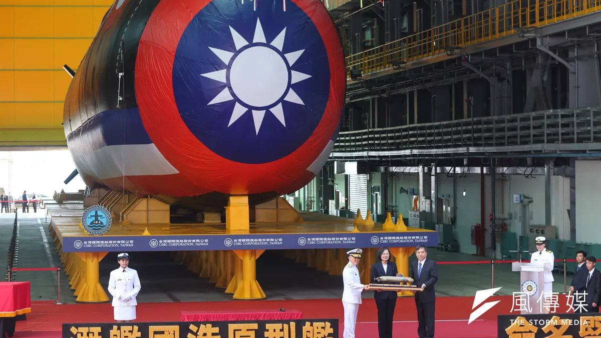 20230928-總統蔡英文(中)、海軍司令唐華(左)、台船董事長鄭文隆(右)28日出席「潛艦國造原型艦命名暨下水典禮」,並由總統蔡英文命名為「海鯤軍艦」。(顏麟宇攝)