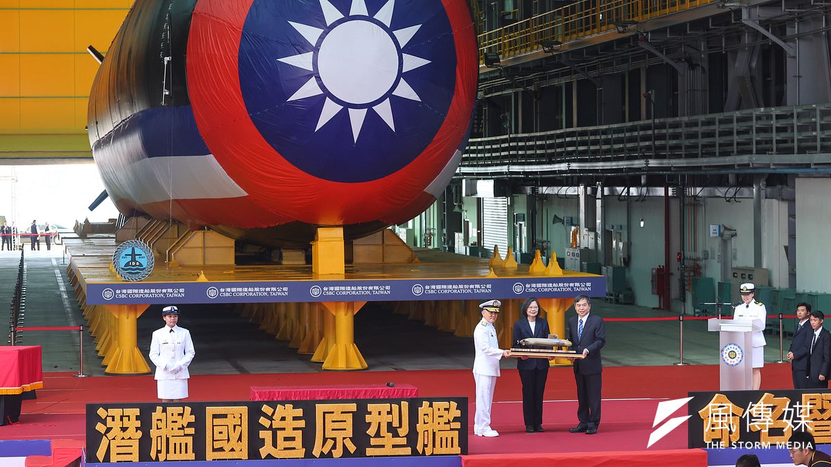 20230928-總統蔡英文(中)、海軍司令唐華(左)、台船董事長鄭文隆(右)28日出席「潛艦國造原型艦命名暨下水典禮」,並由總統蔡英文命名為「海鯤軍艦」。(顏麟宇攝) 20230928-總統蔡英文(中)、海軍司令唐華(左)、台船董事長鄭文隆(右)28日出席「潛艦國造原型艦命名暨下水典禮」,並由總統蔡英文命名為「海鯤軍艦」。(顏麟宇攝)