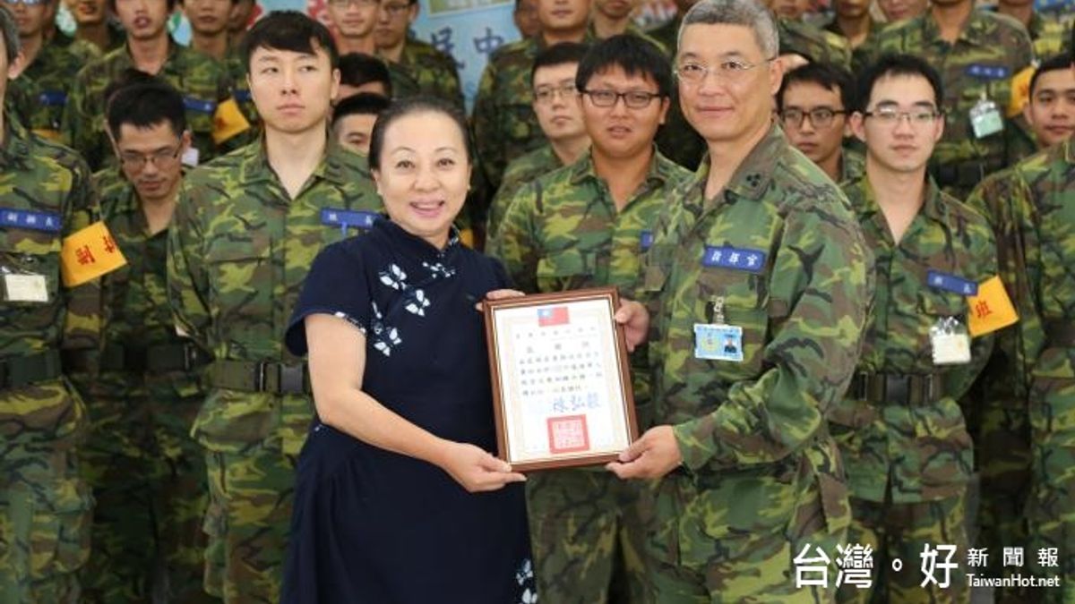 慰勞嘉義後備子弟 張花冠贈教召加菜金 慰勞嘉義後備子弟 張花冠贈教召加菜金