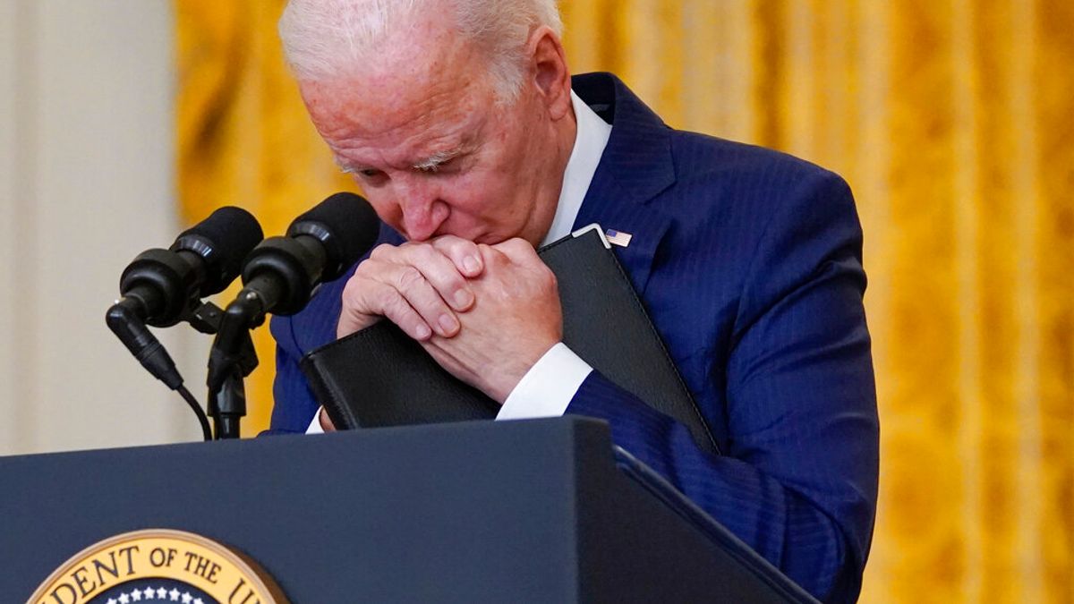 美國總統拜登在喀布爾機場遭到恐怖攻擊後,隨即發表演說強調「無法饒恕、不會忘記,更不會放過兇手」。(美聯社) 美國總統拜登在喀布爾機場遭到恐怖攻擊後,隨即發表演說強調「無法饒恕、不會忘記,更不會放過兇手」。(美聯社)