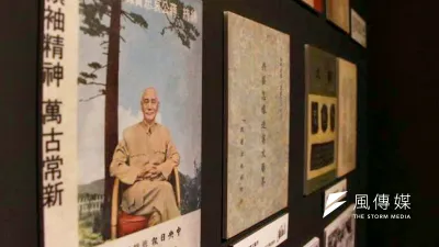 「噤聲的日常」特展不僅展出被禁書籍,也展出政府如何進行文化監控、愛國教育等,「蔣公看魚兒向上游」即是一例。(陳韡誌攝)