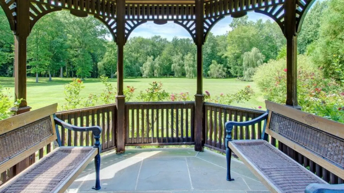 「永遠的第一夫人」蔣宋美齡雖然不是蔣經國的親娘,蔣經國對宋美齡執禮甚恭,執政時期也常寫信請教。圖為蔣宋美齡故居。(Friedman Team) 「永遠的第一夫人」蔣宋美齡雖然不是蔣經國的親娘,蔣經國對宋美齡執禮甚恭,執政時期也常寫信請教。圖為蔣宋美齡故居。(Friedman Team)