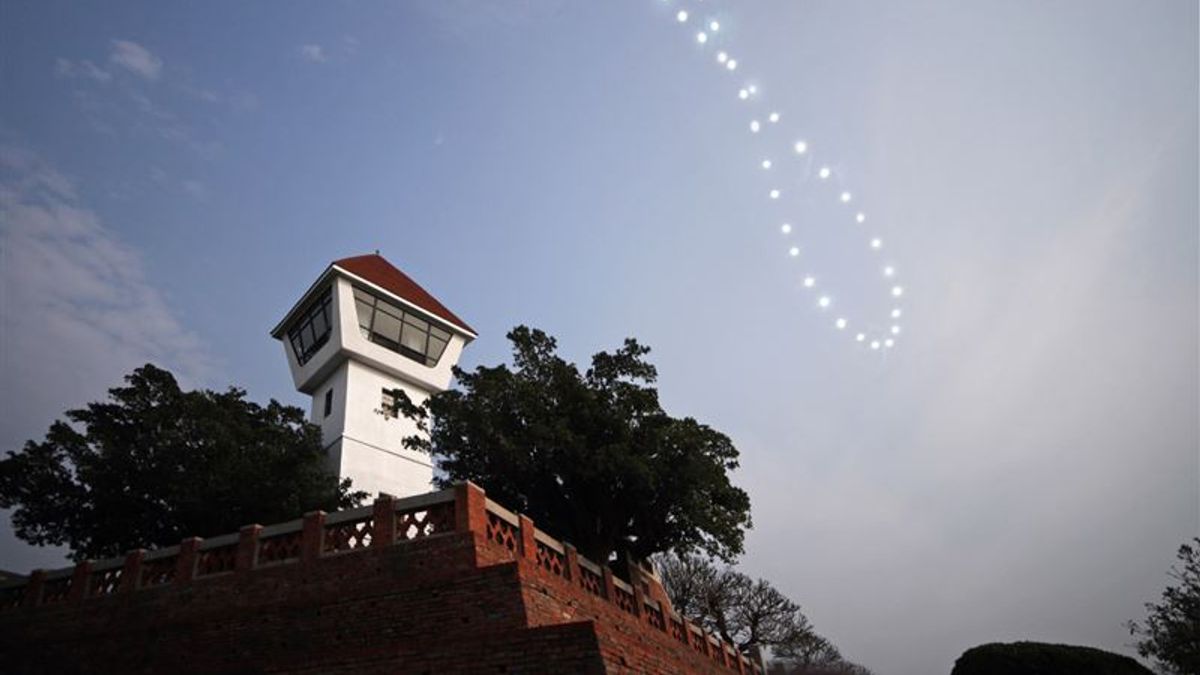 若在夏至長期固定拍攝太陽位置,會看到太陽呈現「8字圖」。(圖/取自台北市立天文館) 若在夏至長期固定拍攝太陽位置,會看到太陽呈現「8字圖」。(圖/取自台北市立天文館)