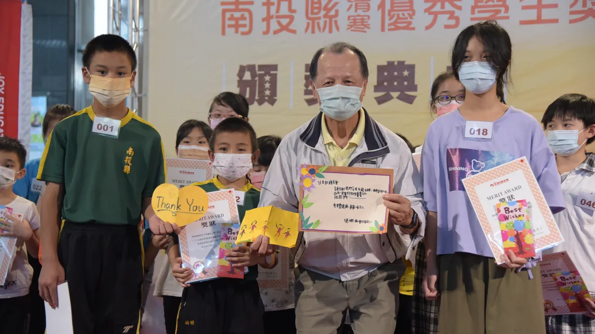 回饋鄉里,佳音英文陳董事長親自頒發獎學金及獎狀給南投縣的100位優秀學子。(圖/南投縣政府提供)