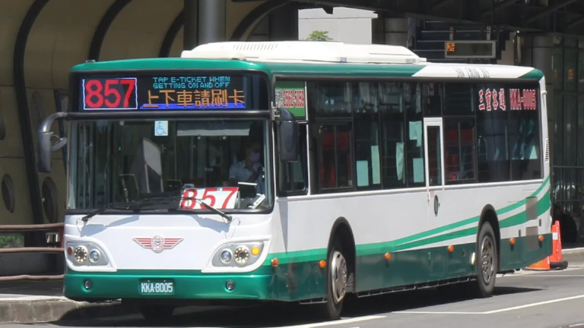 公車事故不只是駕駛技術問題,更牽涉到勞動制度、管理文化與社會教育的全面失能。(圖/維基百科)