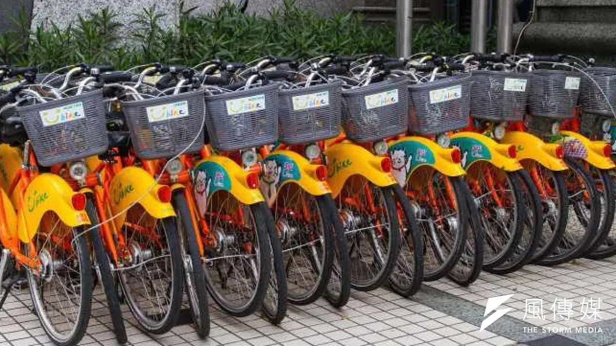 民眾騎單車玩手機,自3月31日起就會開罰。(圖為U-BIKE單車,呂紹煒攝)