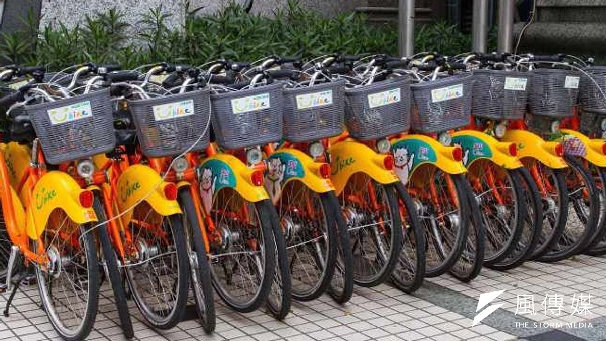 民眾騎單車玩手機,自3月31日起就會開罰。(圖為U-BIKE單車,呂紹煒攝) 民眾騎單車玩手機,自3月31日起就會開罰。(圖為U-BIKE單車,呂紹煒攝)