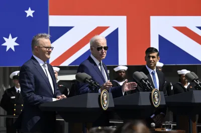 2023年3月13日,美國總統拜登、澳洲總理艾班尼斯、英國首相蘇納克在加州的聖地牙哥海軍基地共同宣布澳英美核動力潛艦合作協議(AUKUS)。(美聯社)