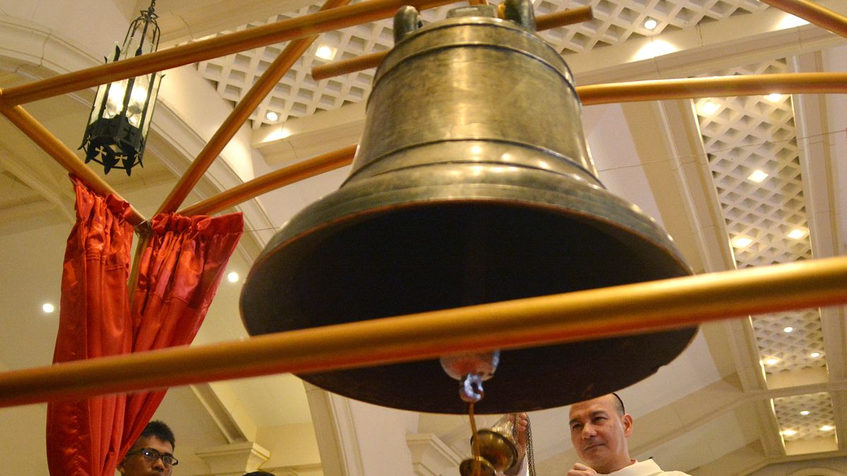 117年前被美軍奪走、做為戰利品的3座教堂大鐘,2018年12月15日物歸原主,抵達菲國中部巴朗吉佳鎮(Balangiga)廣場(AP) 117年前被美軍奪走、做為戰利品的3座教堂大鐘,2018年12月15日物歸原主,抵達菲國中部巴朗吉佳鎮(Balangiga)廣場(AP)