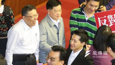 聽到市議會議長吳碧珠把王孝維(中)說成莊肖維,台北市長柯文哲非常開心。(陳明仁攝)