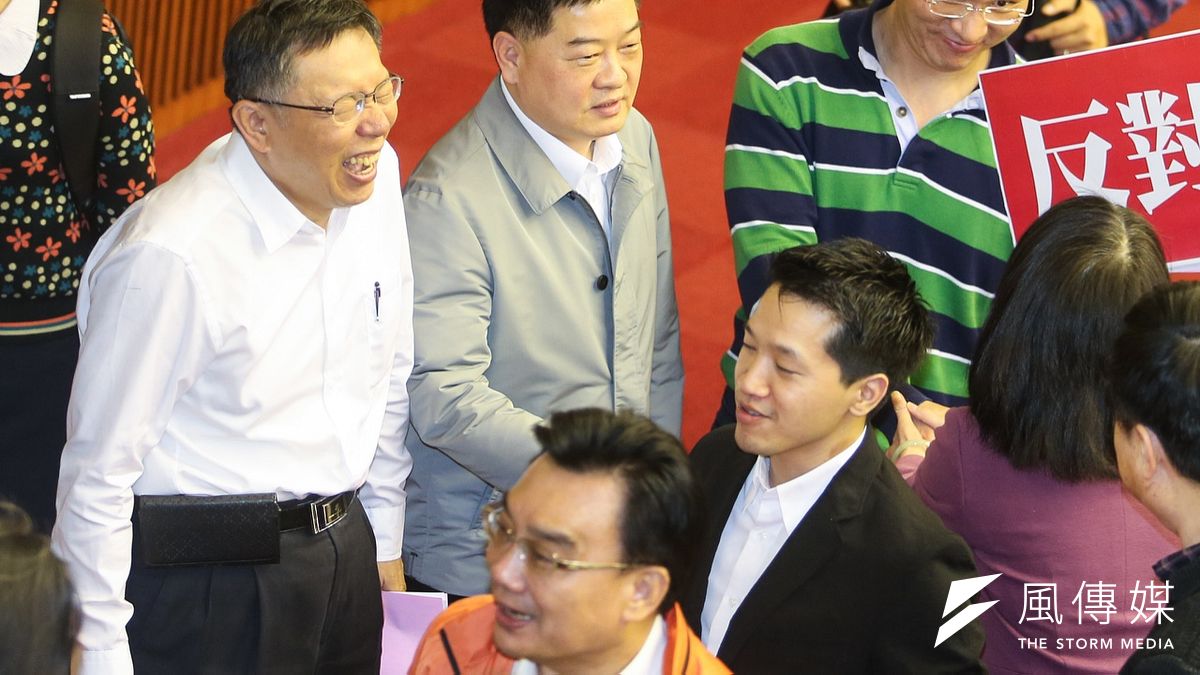 聽到市議會議長吳碧珠把王孝維(中)說成莊肖維,台北市長柯文哲非常開心。(陳明仁攝) 聽到市議會議長吳碧珠把王孝維(中)說成莊肖維,台北市長柯文哲非常開心。(陳明仁攝)