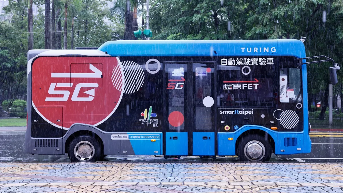 台北市信義路5G自駕巴士即日起開放線上預約試乘,提供民眾體驗5G時代的劃時代大眾運輸工具。(遠傳電信提供)