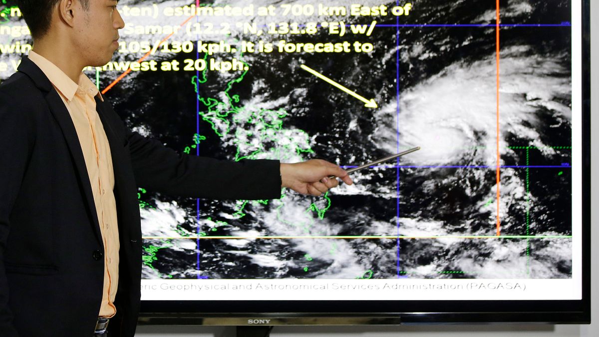 強颱洛坦預料在穿越菲律賓後於南海迅速消散。(美聯社) 強颱洛坦預料在穿越菲律賓後於南海迅速消散。(美聯社)