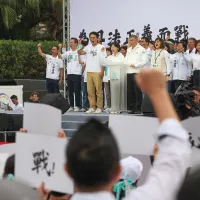民眾黨創黨主席柯文哲、黨主席黃國昌29日出席「戰!329上凱道討公道」活動。(資料照,顏麟宇攝) 民眾黨創黨主席柯文哲、黨主席黃國昌29日出席「戰!329上凱道討公道」活動。(資料照,顏麟宇攝)