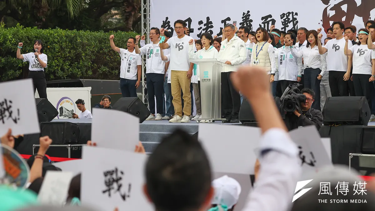 民眾黨創黨主席柯文哲、黨主席黃國昌29日出席「戰!329上凱道討公道」活動。(資料照,顏麟宇攝)