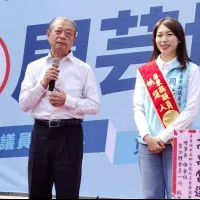 屏東縣議員第四選區候選人周芸均競總成立,議長周典論「交棒」女兒、藍白大咖同台站台。(圖/徐炳文攝) 屏東縣議員第四選區候選人周芸均競總成立,議長周典論「交棒」女兒、藍白大咖同台站台。(圖/徐炳文攝)