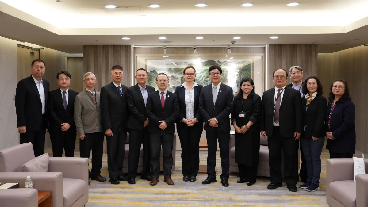 副市長劉和然(前排右5)會見歐洲議會資訊處長Ausra Aleliunaite(右6),探討AI治理與運用。(圖/新北市研考會提供)