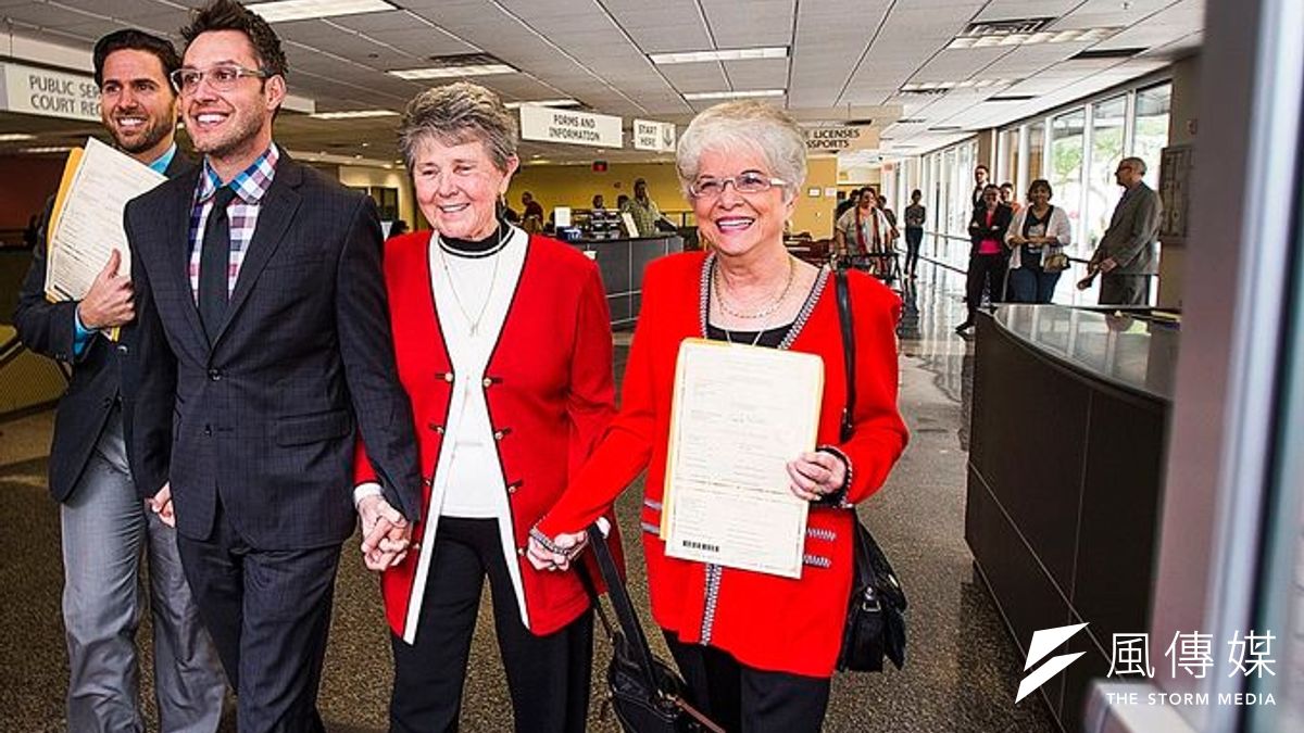 亞利桑那州兩對剛拿到結婚證書的同志愛侶,喜孜孜地走出鳳凰城高等法院。(美聯社) 亞利桑那州兩對剛拿到結婚證書的同志愛侶,喜孜孜地走出鳳凰城高等法院。(美聯社)