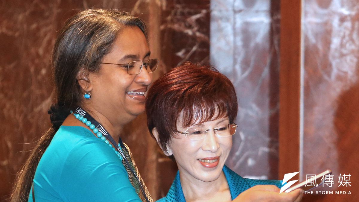 洪秀柱24日指出,應把歷史當作一面「自拍神器」,只要觀看它,就能避免犯同樣的錯。圖為洪秀柱出席「亞洲女性國會議員會議」,與來賓合影。(吳逸驊攝) 洪秀柱24日指出,應把歷史當作一面「自拍神器」,只要觀看它,就能避免犯同樣的錯。圖為洪秀柱出席「亞洲女性國會議員會議」,與來賓合影。(吳逸驊攝)