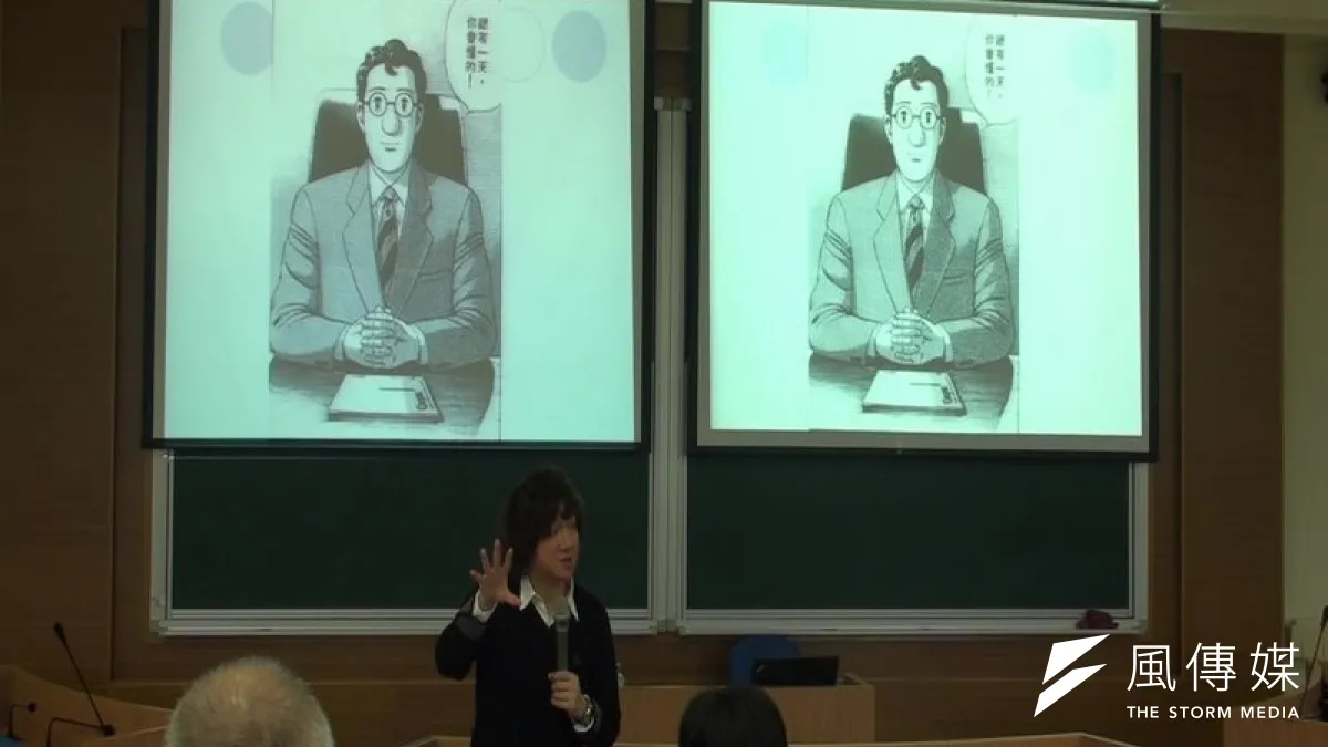 蔡增家以漫畫探討日本社經議題,在校園大受歡迎。圖為蔡增家在東華大學的研習活動中上課。(取自東華大學網站)