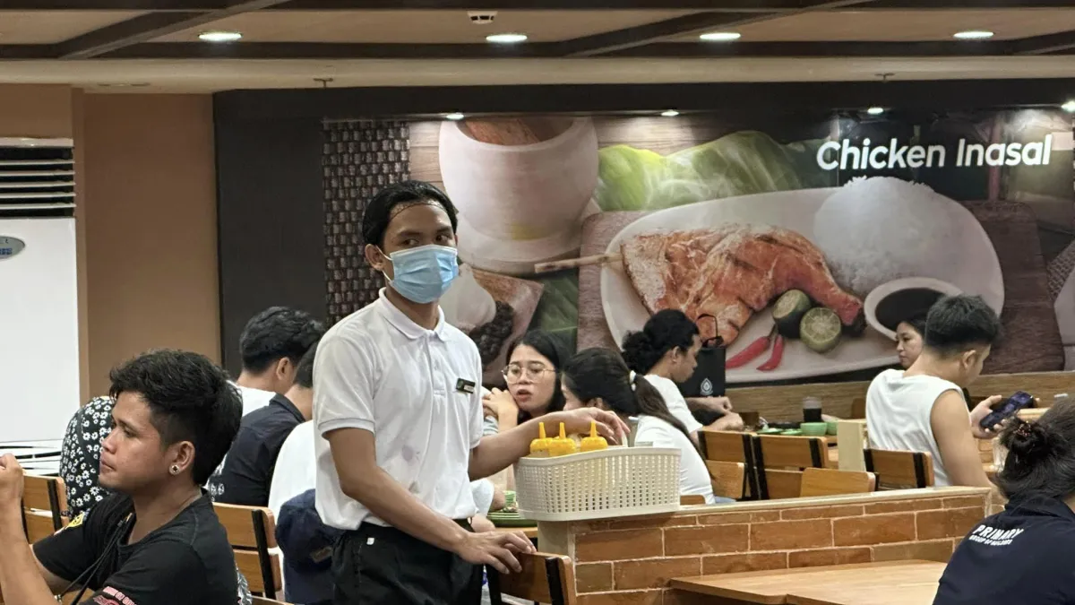 菲律賓餐廳服務員的工作是到每一桌幫客人加醬料。(圖/黃大米提供)