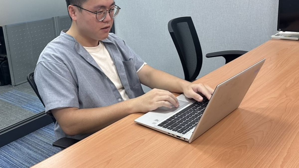 陳軒立目前已穩定就業近半年,感謝產業新尖兵計畫助他開啟新職涯。(圖/勞動力發展署雲嘉南分署提供) 陳軒立目前已穩定就業近半年,感謝產業新尖兵計畫助他開啟新職涯。(圖/勞動力發展署雲嘉南分署提供)