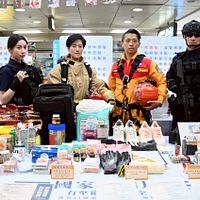 「2025都市レジリエンス演習」および「国家の団結月」シリーズの活動に合わせ、内務省警政署は特別に「護りの盾──防空避難体験特展」を企画。卓栄泰行政院長と劉世芳内務部長が7月2日に開幕式に参加した。写真は会場に展示された防災避難物資。(内務省提供) 「2025都市レジリエンス演習」および「国家の団結月」シリーズの活動に合わせ、内務省警政署は特別に「護りの盾──防空避難体験特展」を企画。卓栄泰行政院長と劉世芳内務部長が7月2日に開幕式に参加した。写真は会場に展示された防災避難物資。(内務省提供)