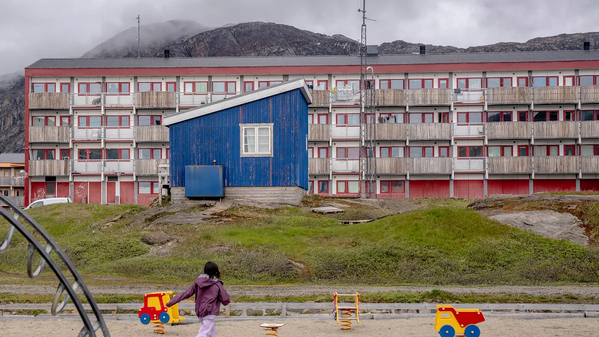 2024年7月2日,一名兒童在格陵蘭Sisimiut的住宅區前玩耍。(美聯社) 2024年7月2日,一名兒童在格陵蘭Sisimiut的住宅區前玩耍。(美聯社)
