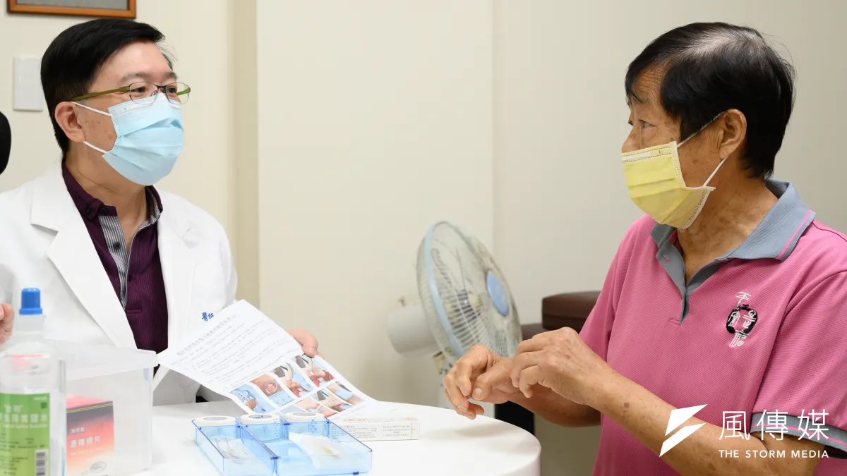 李阿姨(圖右)近兩年惱人的糖足潰瘍最後終於在楷和診所李嘉傑院長(圖左)的照護下於14週完全癒合,李阿姨特別感謝李院長的照顧。