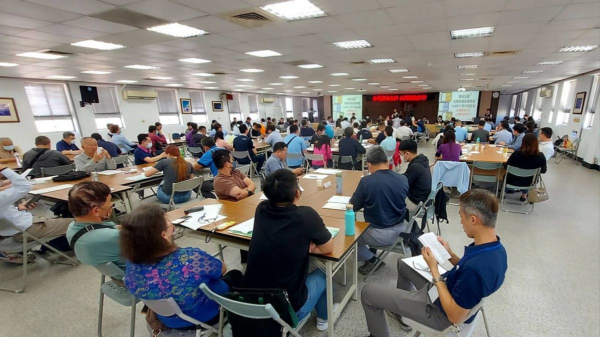 台電高雄區處邀請契約容量100KW以上的高壓用戶,包括機械設備製造業、塑膠品製造業等,現場合計共超過百人到場參與。(圖/台電高雄區處提供) 台電高雄區處邀請契約容量100KW以上的高壓用戶,包括機械設備製造業、塑膠品製造業等,現場合計共超過百人到場參與。(圖/台電高雄區處提供)