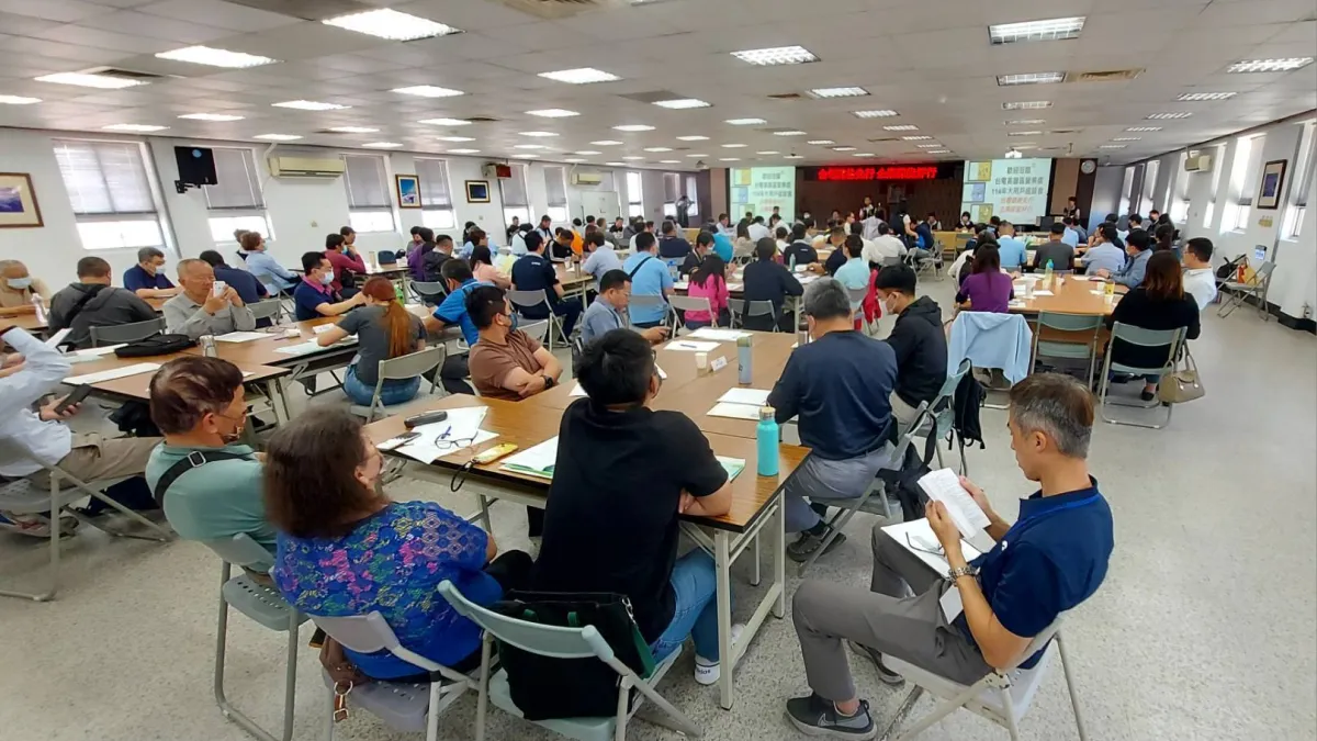 台電高雄區處邀請契約容量100KW以上的高壓用戶,包括機械設備製造業、塑膠品製造業等,現場合計共超過百人到場參與。(圖/台電高雄區處提供)