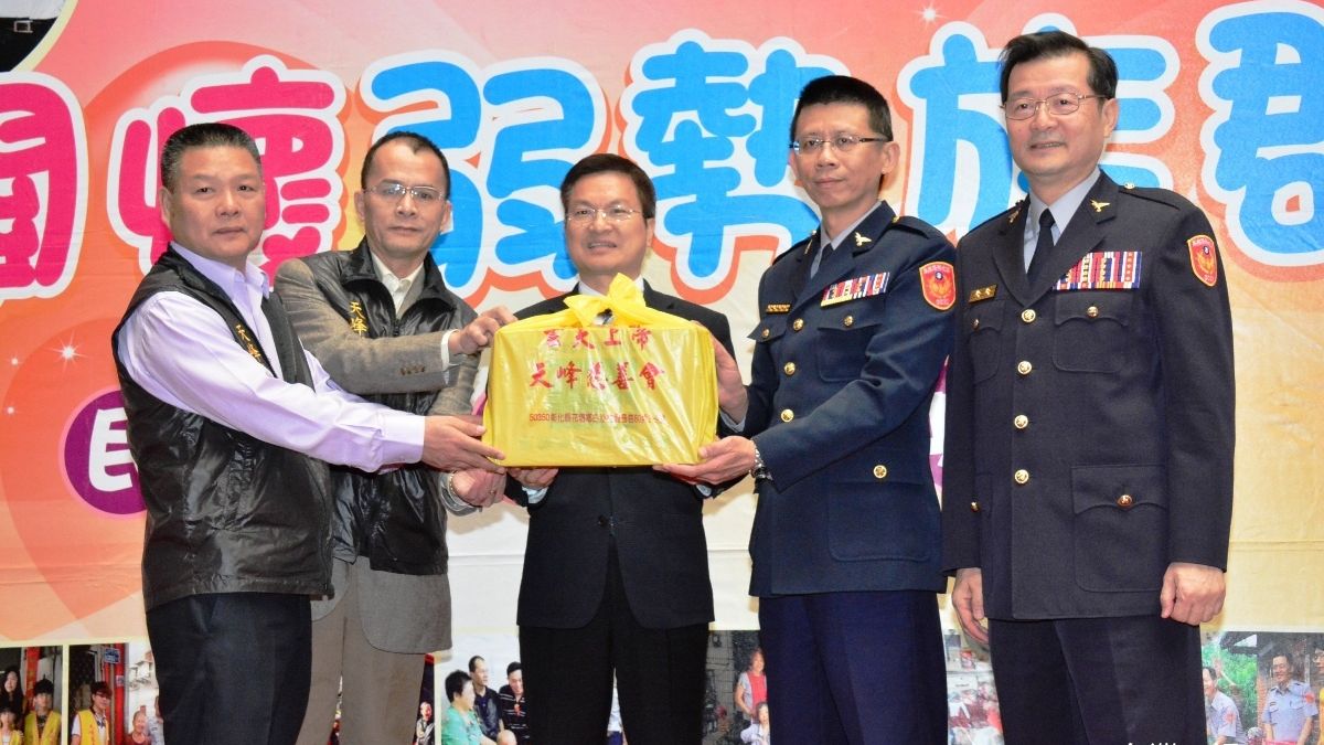 鐵漢展柔情 彰縣警局捐物資關懷弱勢 鐵漢展柔情 彰縣警局捐物資關懷弱勢
