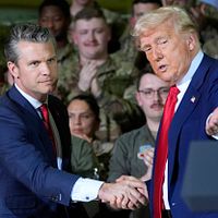 2025年4月29日、アメリカのトランプ大統領と国防長官ヘグセス氏が握手を交わす。(AP通信) 2025年4月29日、アメリカのトランプ大統領と国防長官ヘグセス氏が握手を交わす。(AP通信)